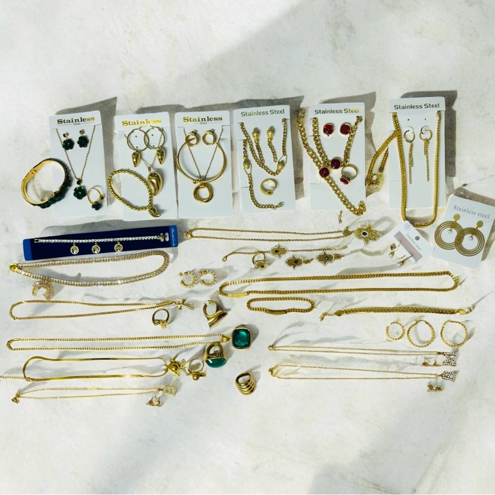 Elegant Gold and Green Jewelry Set 50 piezas